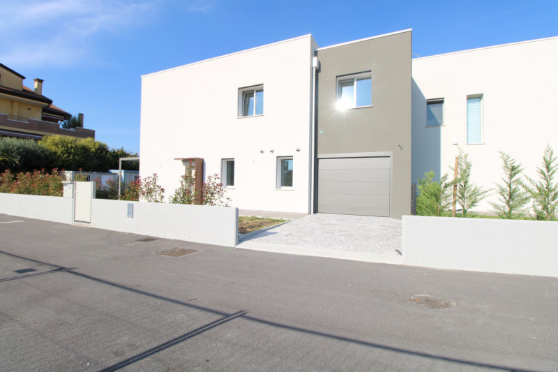 MANDRIOLA: Porzione centrale di trifamiliare disposta su tre livelli.

Situata a pochi passi dal ...