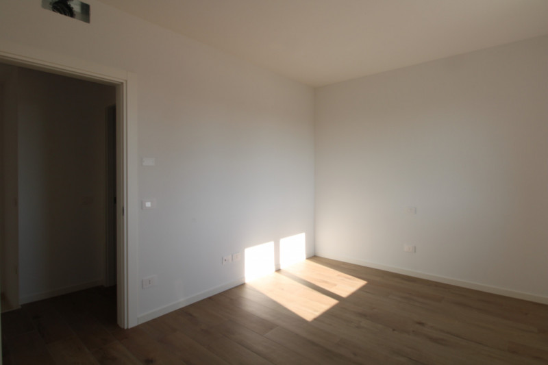 MANDRIOLA: Porzione centrale di trifamiliare disposta su tre livelli.

Situata a pochi passi dal ...