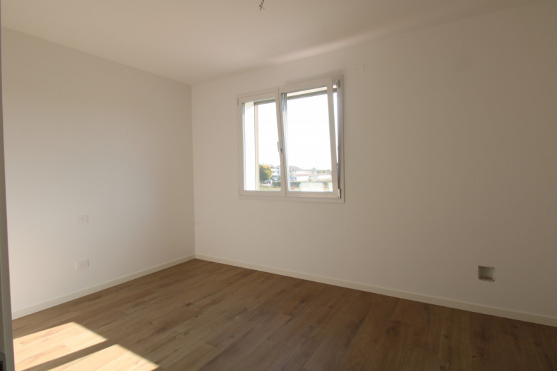 SAN LORENZO: Porzione centrale di trifamiliare disposta su tre livelli.

Situata a pochi passi da...