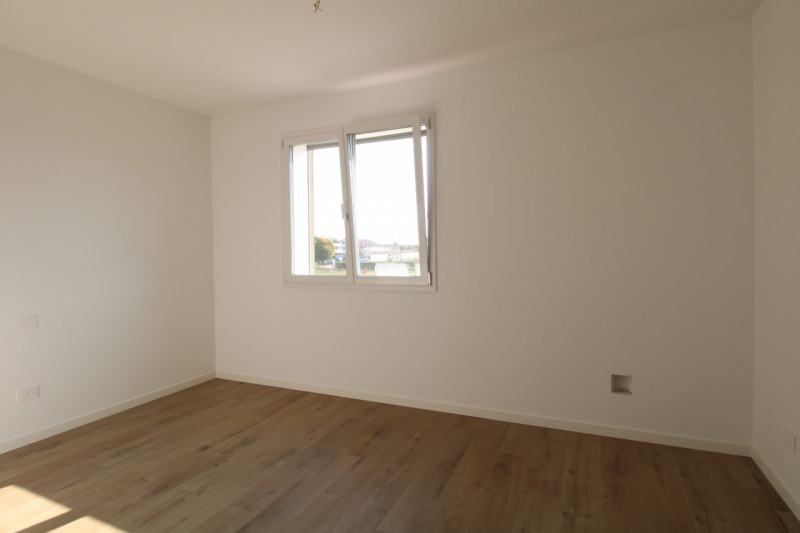 MANDRIOLA: Porzione centrale di trifamiliare disposta su tre livelli.

Situata a pochi passi dal ...