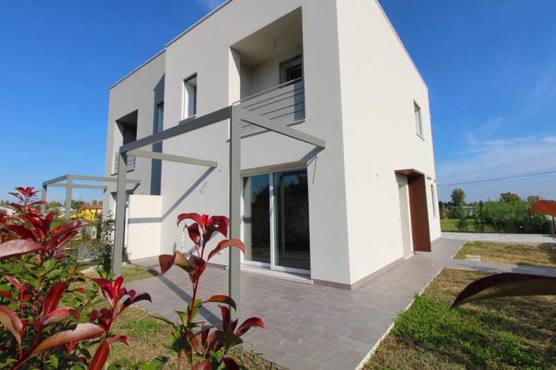 SAN LORENZO: Porzione centrale di trifamiliare disposta su tre livelli.

Situata a pochi passi da...