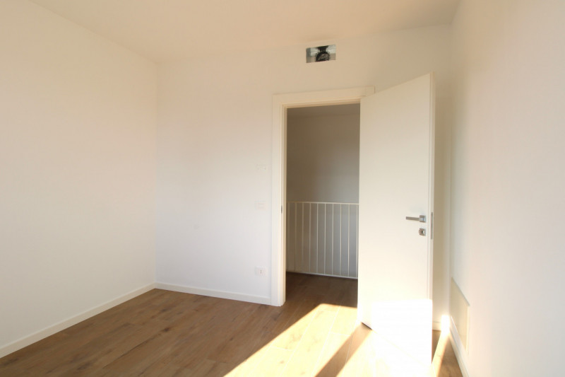 MANDRIOLA: Porzione centrale di trifamiliare disposta su tre livelli.

Situata a pochi passi dal ...