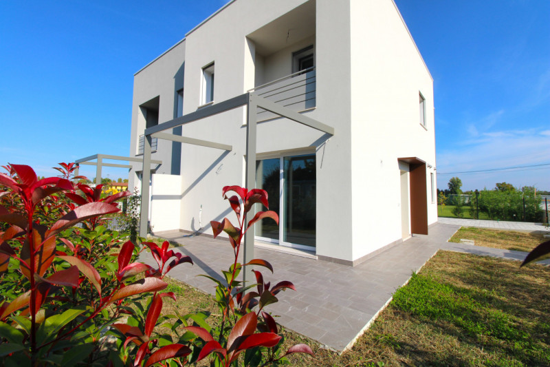 SAN LORENZO: Porzione centrale di trifamiliare disposta su tre livelli.

Situata a pochi passi da...