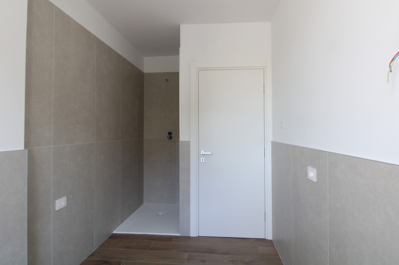 MANDRIOLA: Porzione centrale di trifamiliare disposta su tre livelli.

Situata a pochi passi dal ...