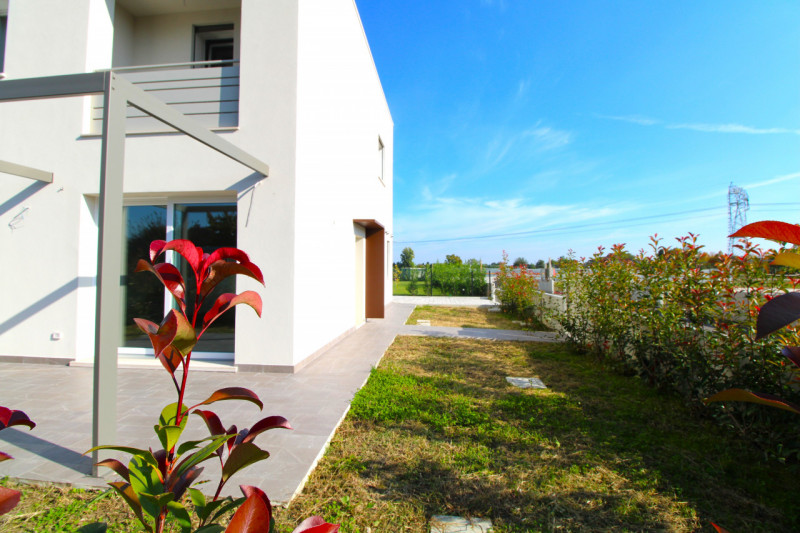 SAN LORENZO: Porzione centrale di trifamiliare disposta su tre livelli.

Situata a pochi passi da...