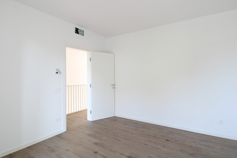 MANDRIOLA: Porzione centrale di trifamiliare disposta su tre livelli.

Situata a pochi passi dal ...