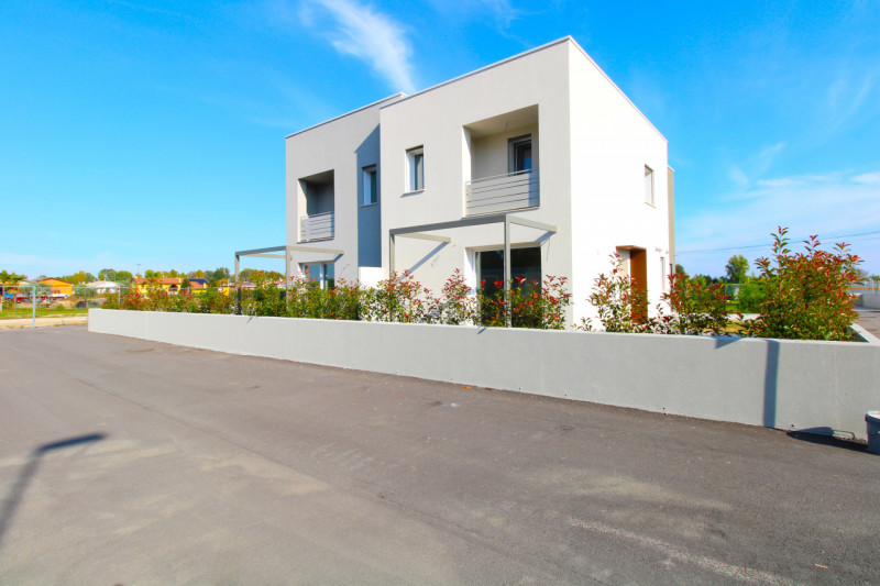 SAN LORENZO: Porzione centrale di trifamiliare disposta su tre livelli.

Situata a pochi passi da...