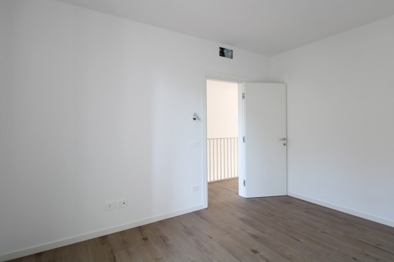 MANDRIOLA: Porzione centrale di trifamiliare disposta su tre livelli.

Situata a pochi passi dal ...