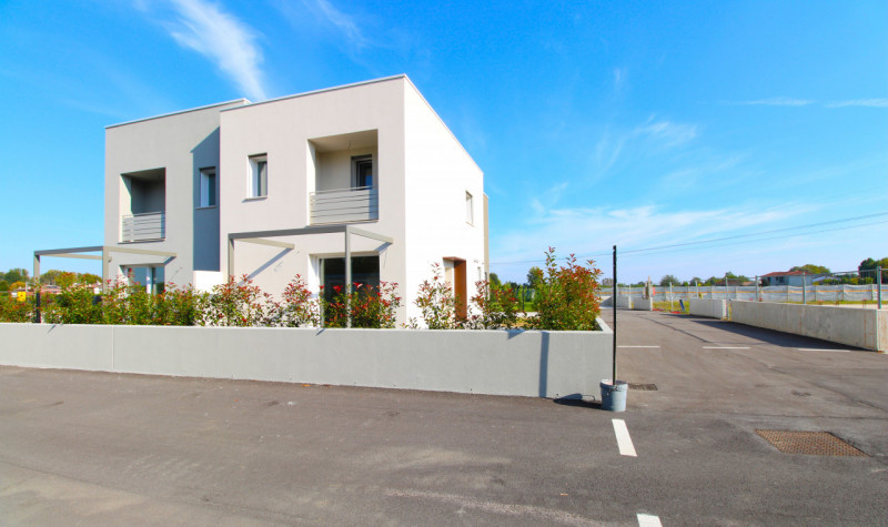 SAN LORENZO: Porzione centrale di trifamiliare disposta su tre livelli.

Situata a pochi passi da...