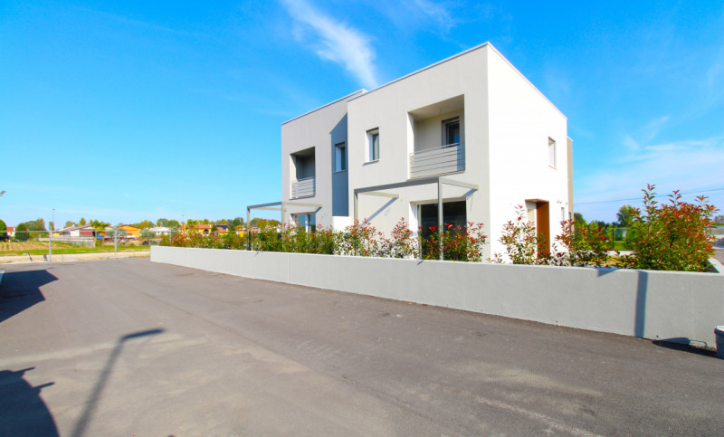 MANDRIOLA: Porzione centrale di trifamiliare disposta su tre livelli.

Situata a pochi passi dal ...