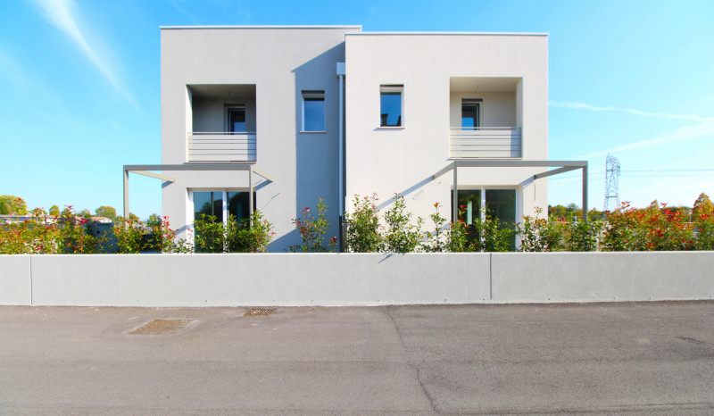 MANDRIOLA: Porzione centrale di trifamiliare disposta su tre livelli.

Situata a pochi passi dal ...