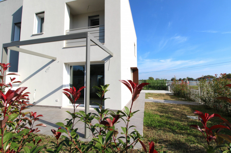 SAN LORENZO: Porzione centrale di trifamiliare disposta su tre livelli.

Situata a pochi passi da...