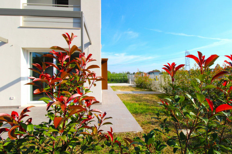 MANDRIOLA: Porzione centrale di trifamiliare disposta su tre livelli.

Situata a pochi passi dal ...