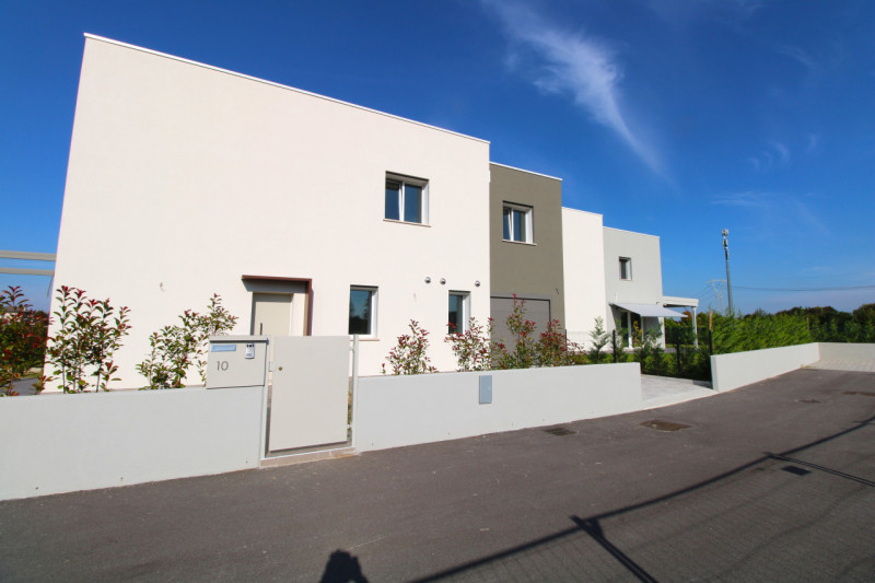 SAN LORENZO: Porzione centrale di trifamiliare disposta su tre livelli.

Situata a pochi passi da...