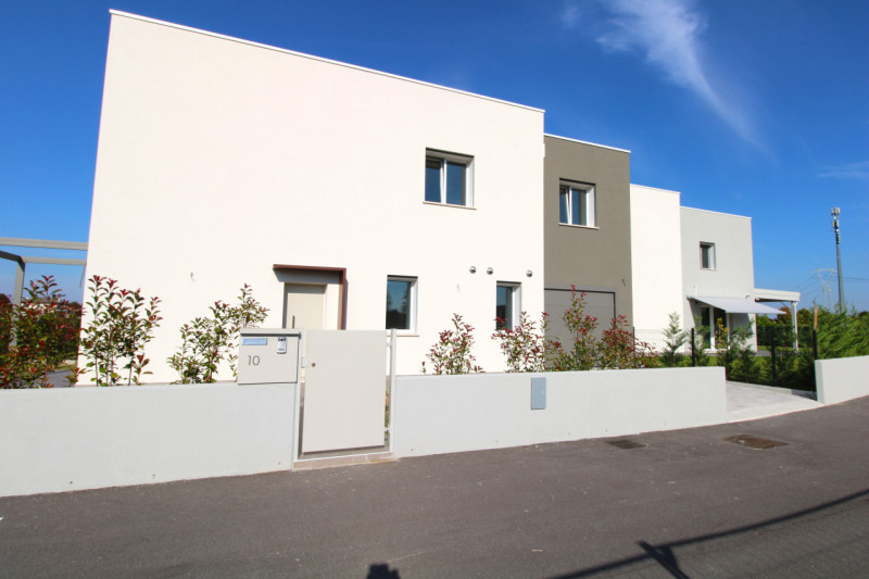 MANDRIOLA: Porzione centrale di trifamiliare disposta su tre livelli.

Situata a pochi passi dal ...