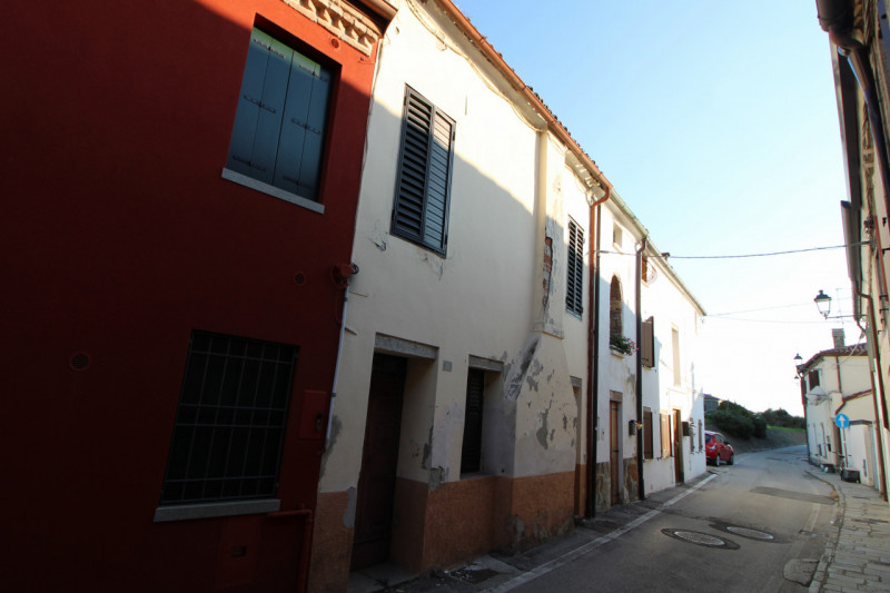 MONSELICE: nel cuore del centro del paese, si propone casa semindipendente completamente da ristr...