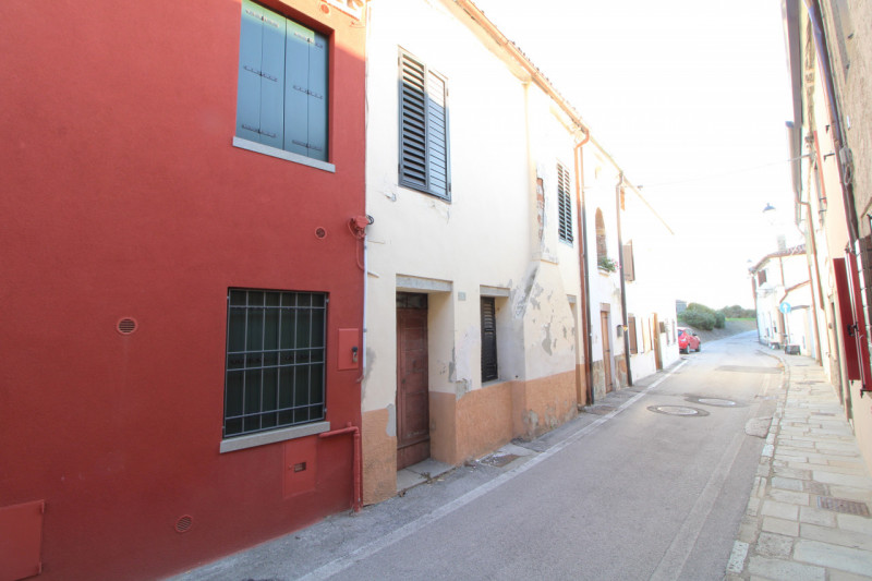 MONSELICE: nel cuore del centro del paese, si propone casa semindipendente completamente da ristr...