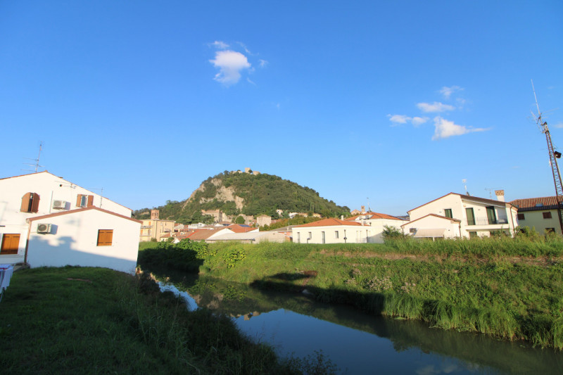 MONSELICE: nel cuore del centro del paese, si propone casa semindipendente completamente da ristr...