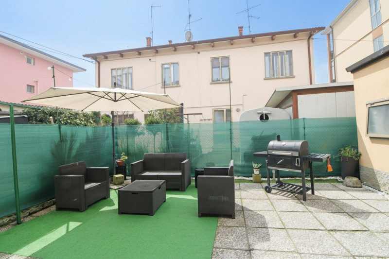 MONSELICE: proponiamo in vendita un appartamento trilocale di 86 mq situato al piano terra nel cu...