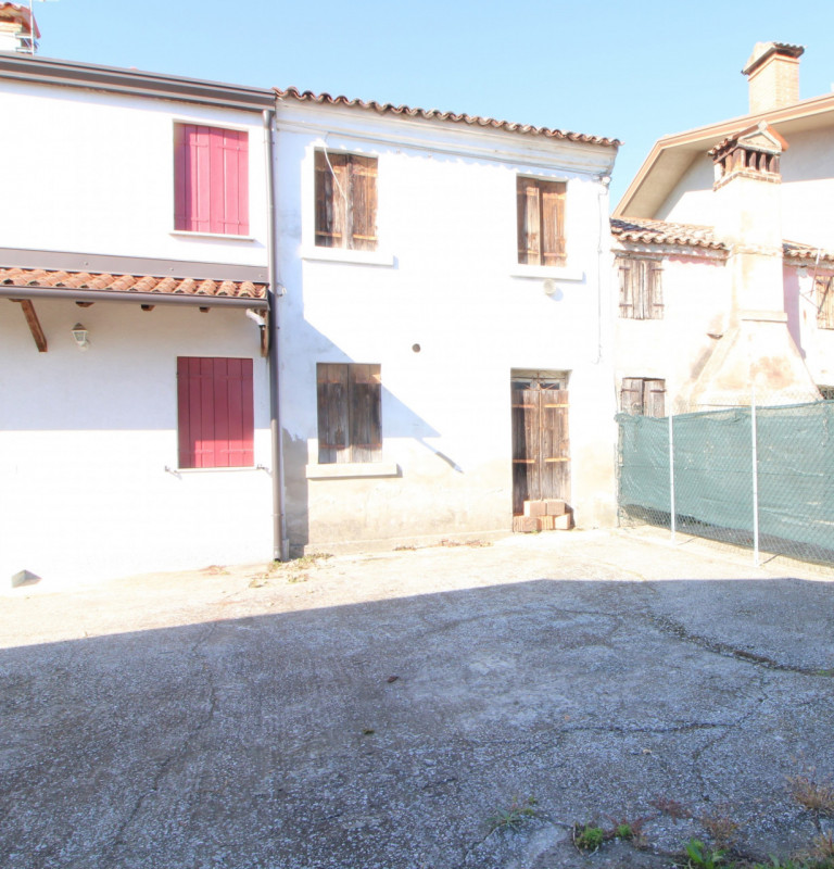 MONSELICE: in zona di campagna, comoda alla Strada Statale 16, porzione di fabbricato collabente ...