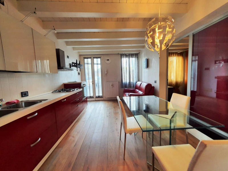 Monselice: a due passi dal centro, appartamento al piano terra con ingresso nel soggiorno con cuc...