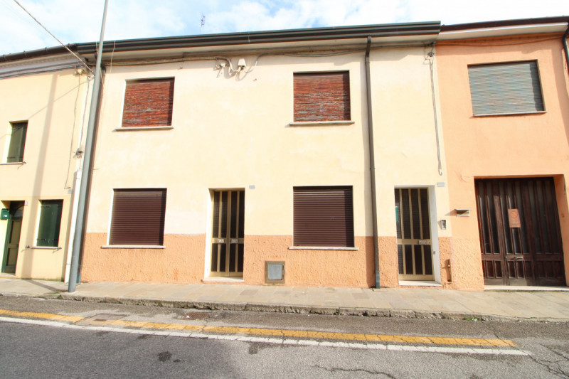 MONSELICE: a pochissimi passi dal Duomo di Monselice, casa semindipendente sviluppata su due live...