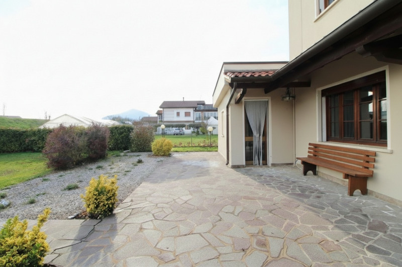 PERNUMIA: in una zona residenziale tranquilla e ben servita, proponiamo in vendita splendida porz...