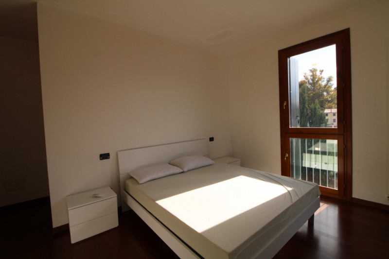 Scopri questo affascinante appartamento bilocale situato nel centro di Pernumia, una località che...