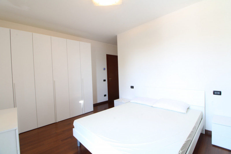 Scopri questo affascinante appartamento bilocale situato nel centro di Pernumia, una località che...