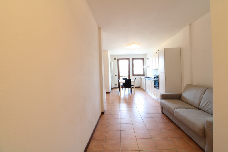 Scopri questo affascinante appartamento bilocale situato nel centro di Pernumia, una località che...