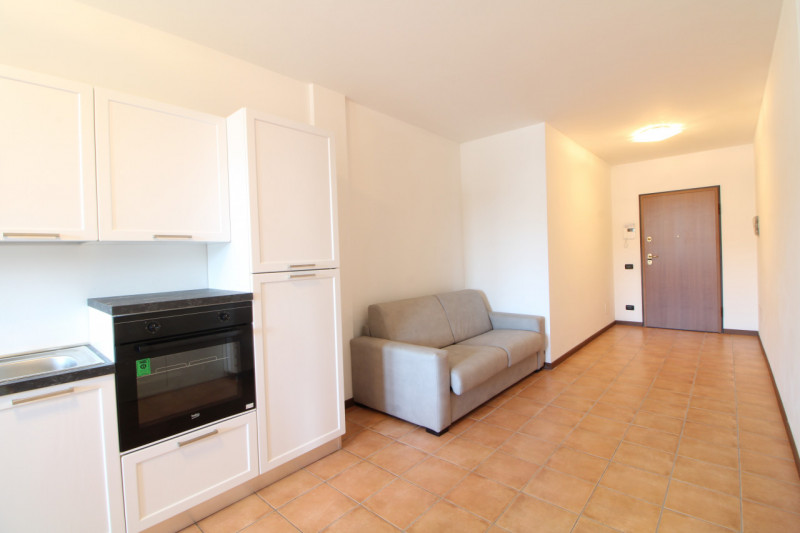 Scopri questo affascinante appartamento bilocale situato nel centro di Pernumia, una località che...