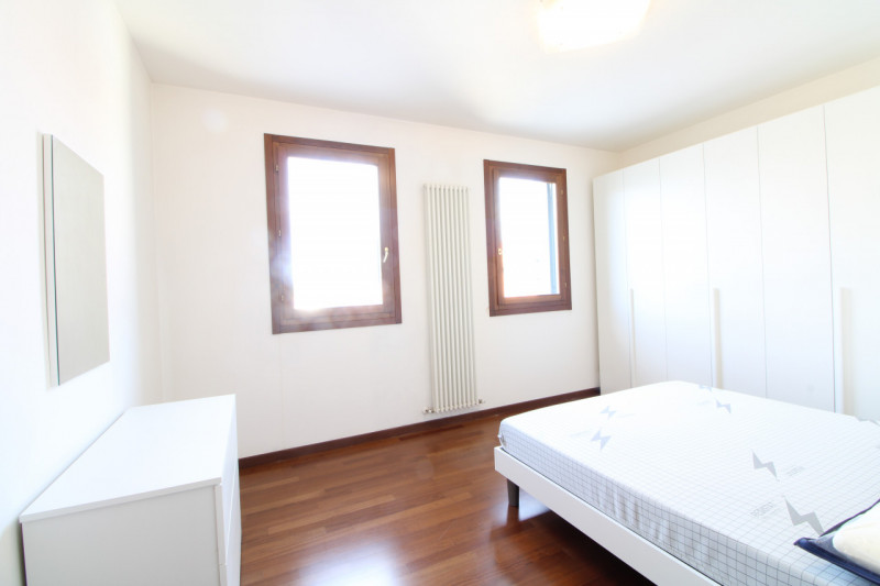 PERNUMIA: Proponiamo un appartamento situato all'ultimo piano, con ascensore, di un edificio cost...