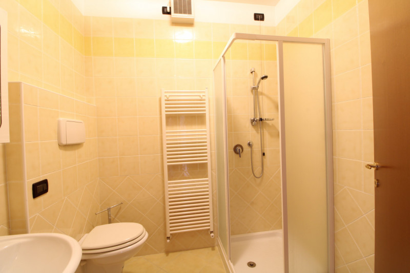 PERNUMIA: Proponiamo un appartamento situato all'ultimo piano, con ascensore, di un edificio cost...