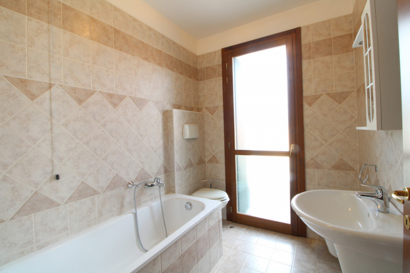 PERNUMIA: Proponiamo un appartamento situato all'ultimo piano, con ascensore, di un edificio cost...