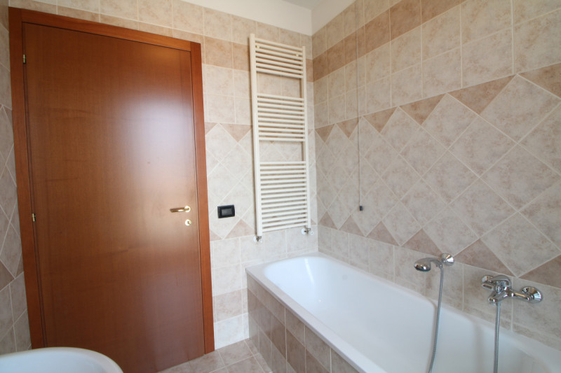 PERNUMIA: Proponiamo un appartamento situato all'ultimo piano, con ascensore, di un edificio cost...