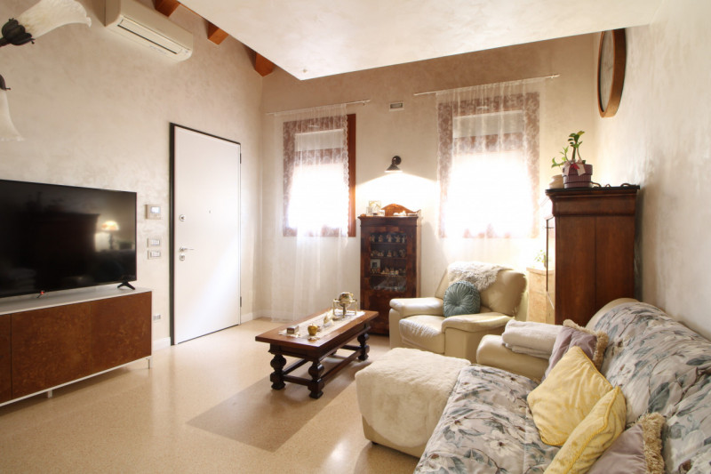 Scopri un'opportunità unica di vivere nel centro storico di Monselice! Questo affascinante appart...