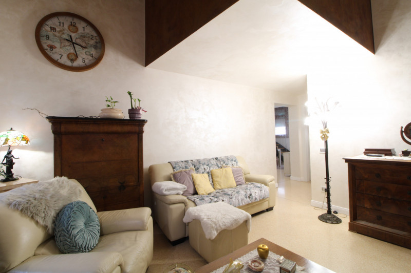 Scopri un'opportunità unica di vivere nel centro storico di Monselice! Questo affascinante appart...