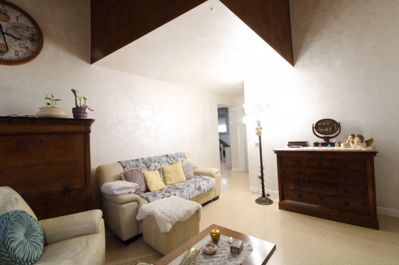 Scopri un'opportunità unica di vivere nel centro storico di Monselice! Questo affascinante appart...