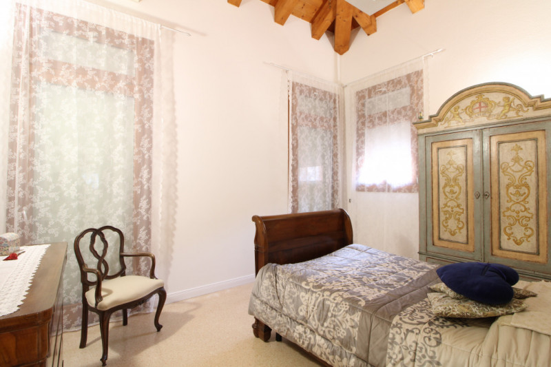 Scopri un'opportunità unica di vivere nel centro storico di Monselice! Questo affascinante appart...