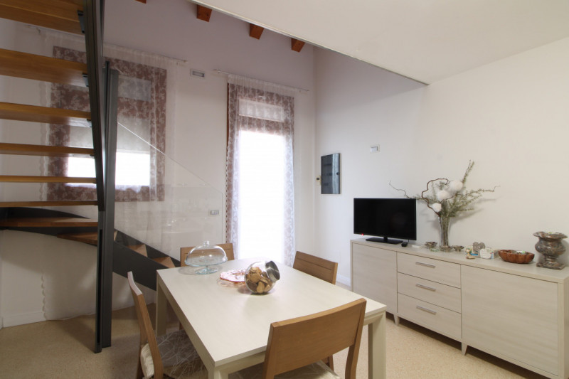 Scopri un'opportunità unica di vivere nel centro storico di Monselice! Questo affascinante appart...