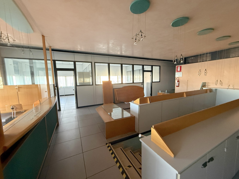 (Per INFO Stefania 3409601861) Affittasi ufficio direzionale di ampia metratura, in zona industri...