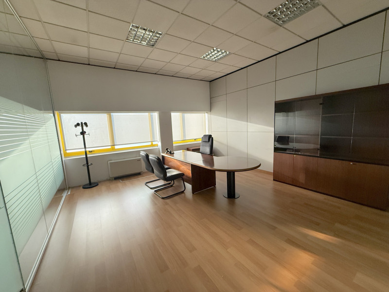 (Per INFO Stefania 3409601861) Affittasi ufficio direzionale di ampia metratura, in zona industri...