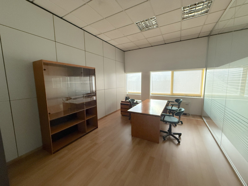 (Per INFO Stefania 3409601861) Affittasi ufficio direzionale di ampia metratura, in zona industri...