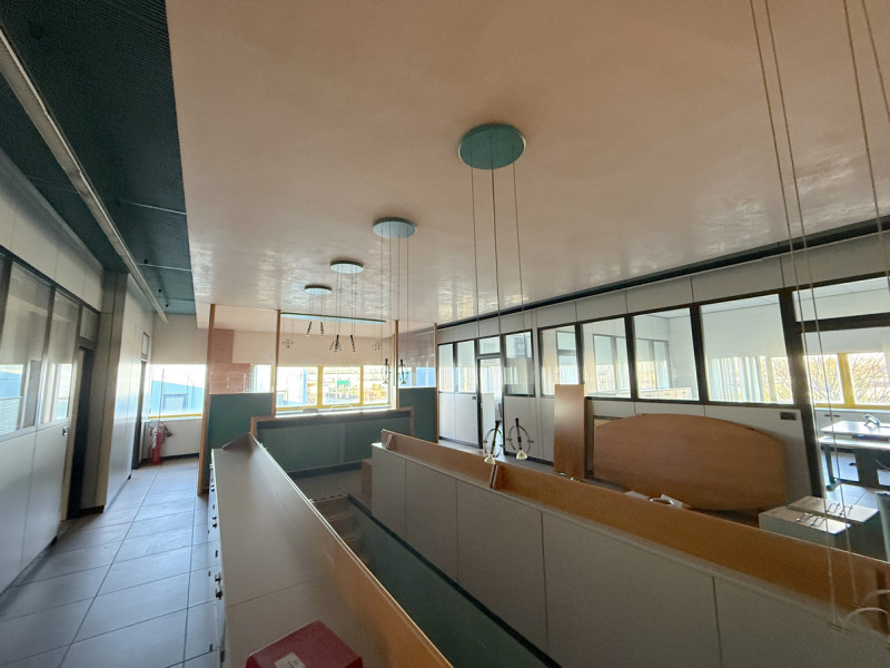 (Per INFO Stefania 3409601861) Affittasi ufficio direzionale di ampia metratura, in zona industri...