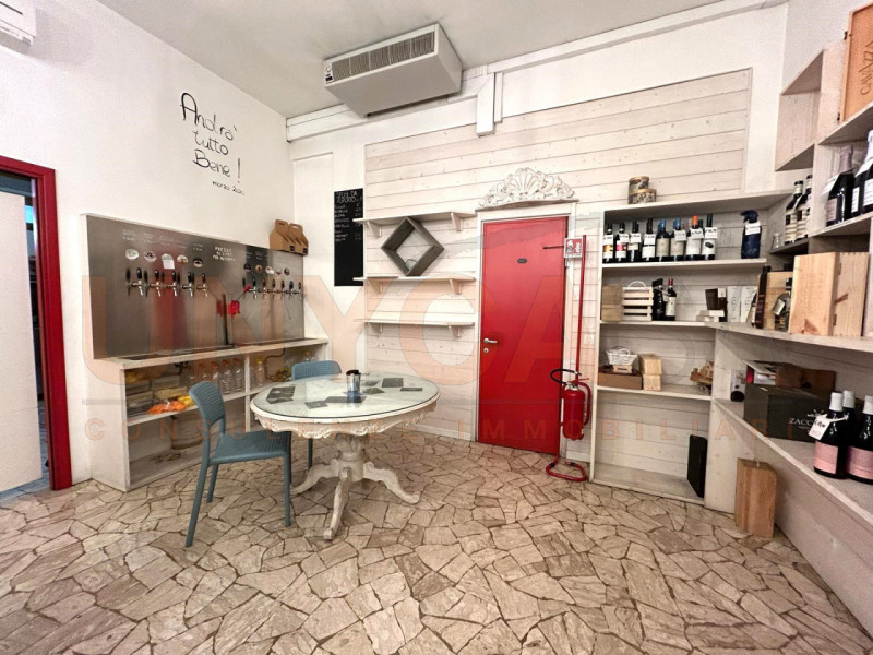 MONTEGALDA: DISPONIBILE DA SUBITO - ampio locale commerciale situato al piano terra.
La soluzione...