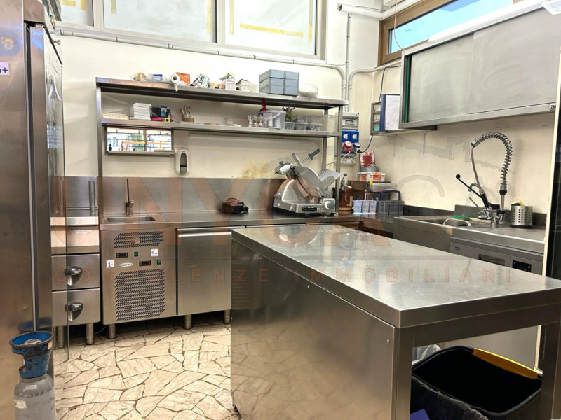 MONTEGALDA: DISPONIBILE DA SUBITO - ampio locale commerciale situato al piano terra.
La soluzione...