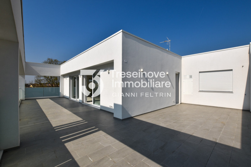 (Per INFO Feltrin ing. Gianni 3288349492) Proponiamo in vendita elegante attico di nuova costruzi...