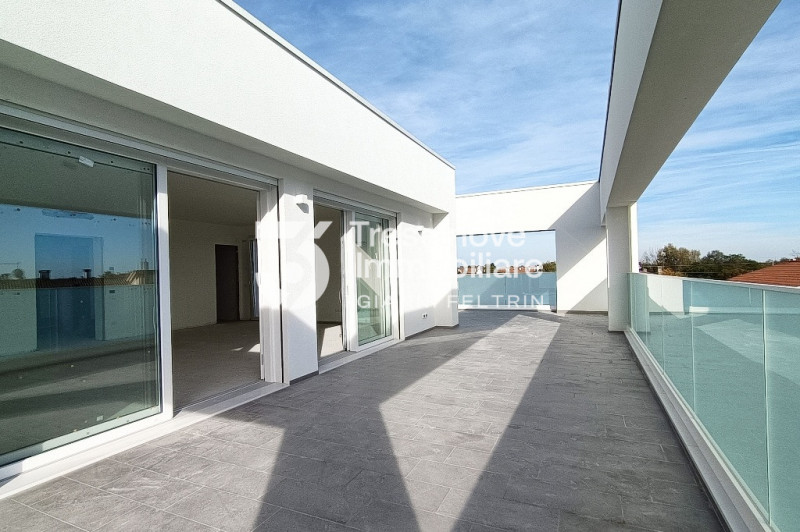 (Per INFO Feltrin ing. Gianni 3288349492) Proponiamo in vendita elegante attico di nuova costruzi...