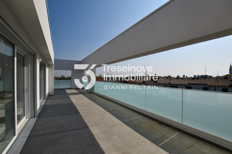 (Per INFO Feltrin ing. Gianni 3288349492) Proponiamo in vendita elegante attico di nuova costruzi...