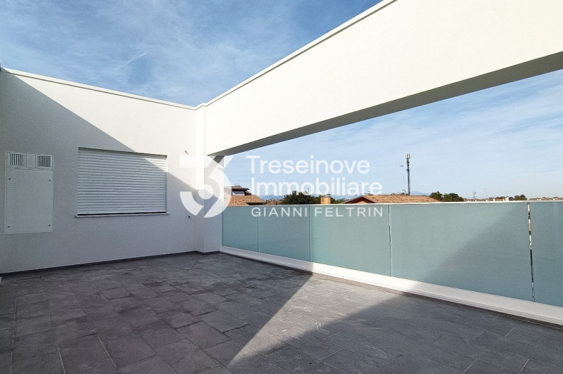 (Per INFO Feltrin ing. Gianni 3288349492) Proponiamo in vendita elegante attico di nuova costruzi...